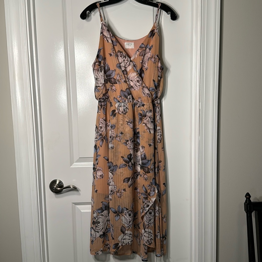 SIENNA SKY DRESS. Mauve color blue & white flowers. Size Large.